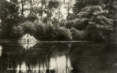 15952 Gezicht op de vijver in het park van Slot Zeist te Zeist, met op de achtergrond de tuinbeelden Afrika en Azië.